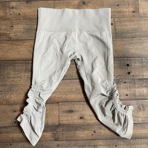 Lululemon light gray Capri leggings